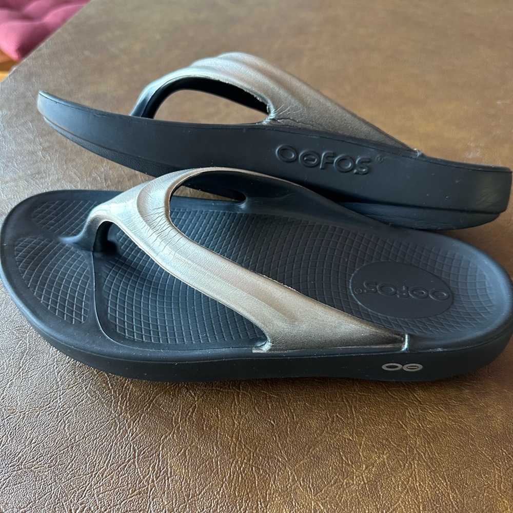 OOFOS Oolala Luxe Black and Sand Thong Sandals Women’s Size 39 - Picture 6 of 8